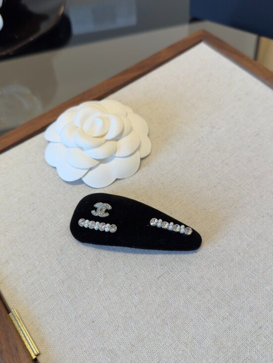 NWT Beautiful Chanel​ Hair Clips for Women - New in Box main image 4